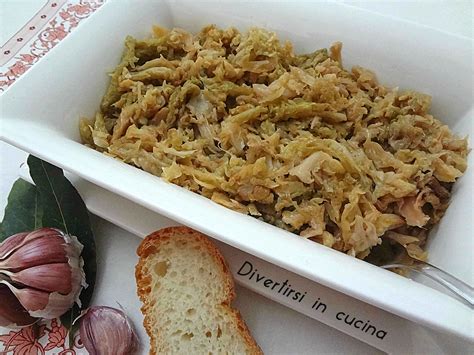 Pentola con verze stufate che cuociono lentamente