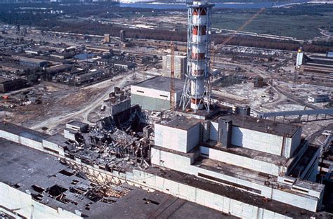 La famiglia Simpson riunita davanti alla centrale nucleare distrutta