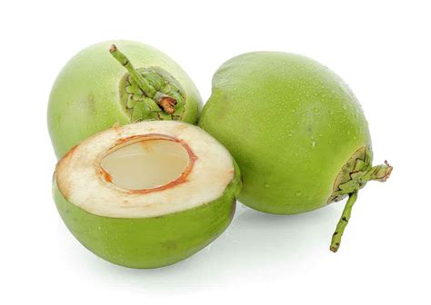 Frutto del cocco aperto con polpa e acqua