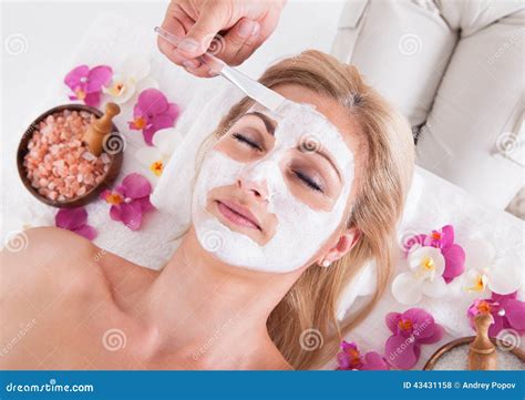 Donna che applica una maschera facciale al cocco