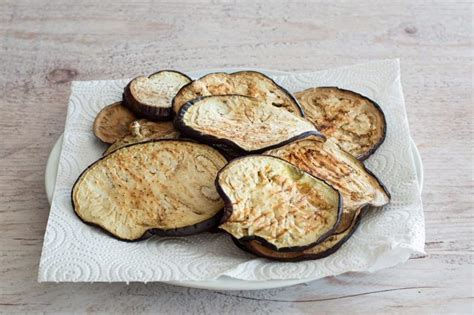 Fette di melanzane disposte su carta assorbente