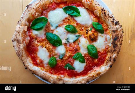 Piatto di pizza Margherita con pomodoro, mozzarella e basilico