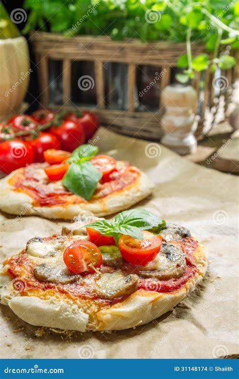 Primo piano di una pizza gourmet con ingredienti freschi
