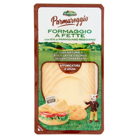 Fette di parmigiano reggiano su una pizza appena sfornata