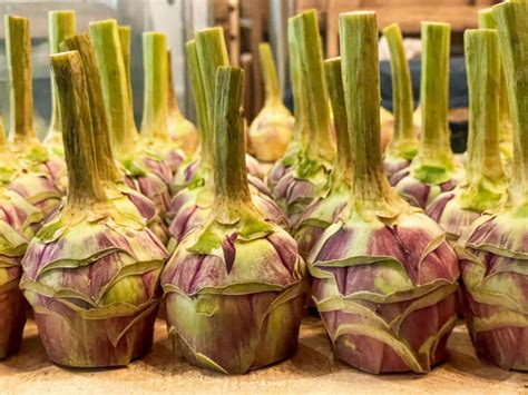 Carciofi puliti e pronti per essere farciti