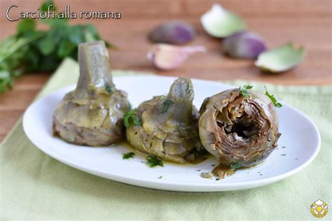 Carciofi alla cacciatora cotti in un tegame