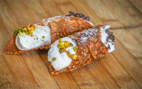Formatura delle cialde di cannolo attorno alla canna metallica