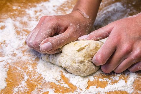 Impastare la pizza a mano e con planetaria