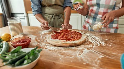 Famiglia che prepara la pizza insieme