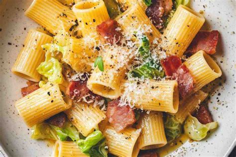 Piatto di pasta con verza e pancetta