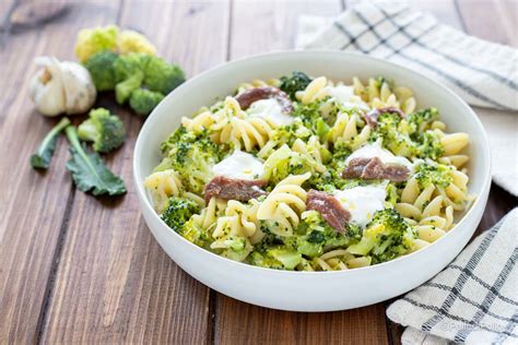 Piatto di pasta con broccoli e alici