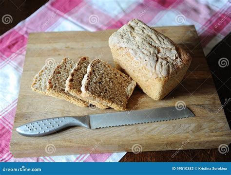 Pane fresco su un tagliere