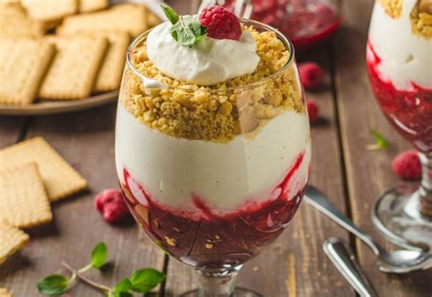 bicchieri assortiti con dessert alla frutta