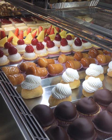 Laboratorio di pasticceria artigianale con dolci in esposizione