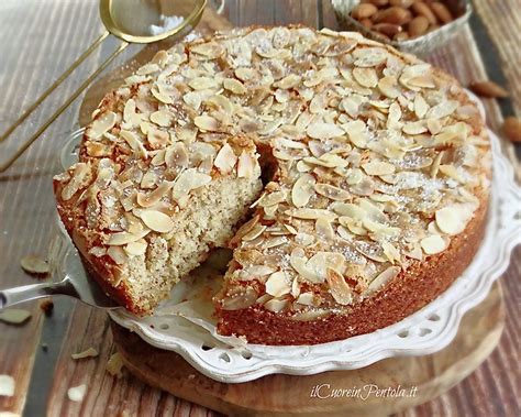 Torta alle mandorle decorata