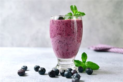 frullato di mirtilli e banana in un bicchiere