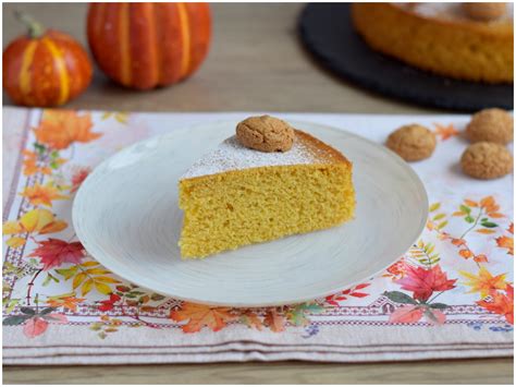 Ingredienti per la torta: zucca, amaretti, uova, zucchero, farina, olio