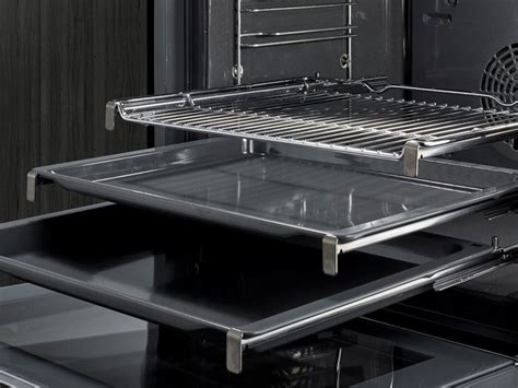 Interno di un forno a gas con più griglie