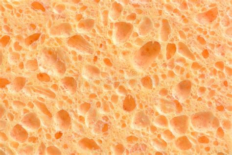 Primo piano di una spugna che pulisce una superficie liscia del forno