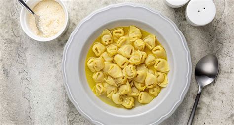 Un piatto di tortellini in brodo fumante