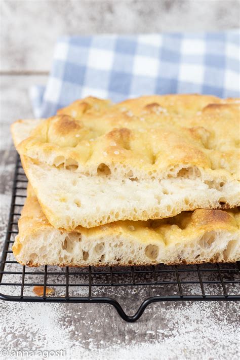 Una schiacciata toscana con rosmarino e sale grosso