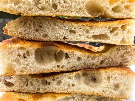 Un confronto visivo tra le diverse consistenze di focaccia, schiacciata e pizza bianca