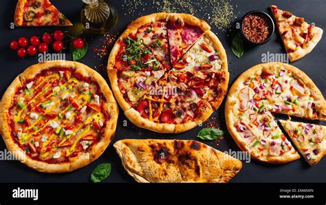 Un tavolo apparecchiato con pizza, antipasti e bevande in un ambiente caldo