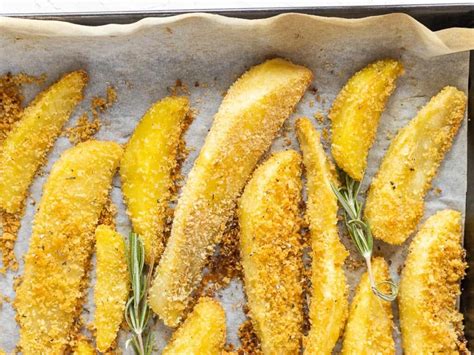 Patate impanate disposte su una teglia da forno