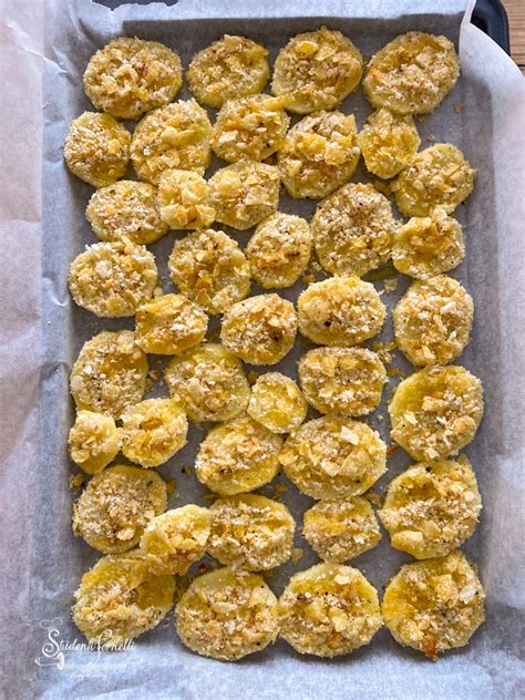 Patate gratinate con patatine chips come ingrediente della panatura