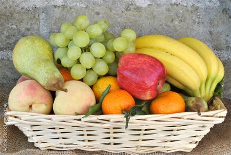 frutta fresca in un cesto