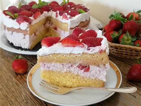 fetta di tortino con fragole fresche