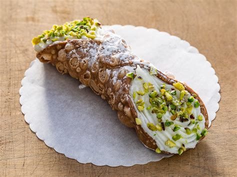 Cannolo siciliano decorato