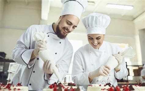 Ritratto stilizzato di un pasticcere al lavoro