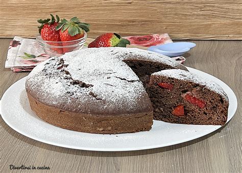 Torta al cacao con fragole