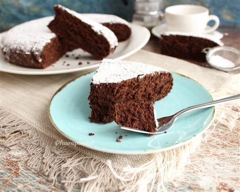 Fetta di torta al cacao senza glutine con frutta