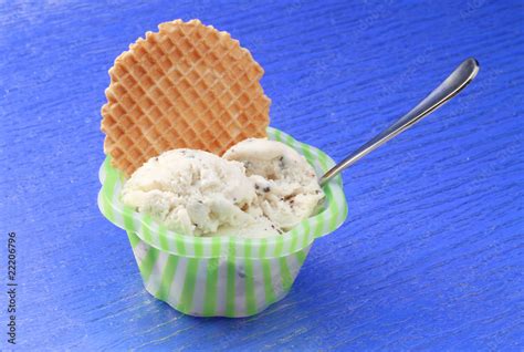 Coppetta di gelato stracciatella