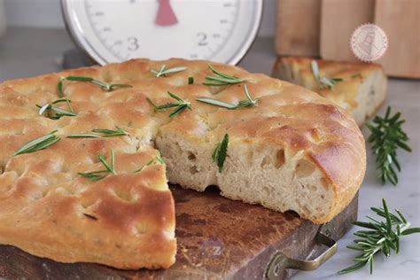 Focaccia classica con rosmarino e sale