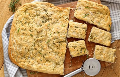 Focaccia alle erbe e formaggio con crosta dorata