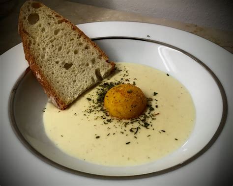 Uovo fritto dorato con fonduta di parmigiano