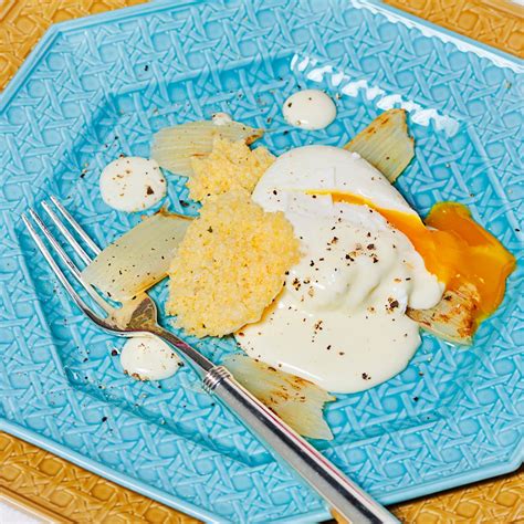 Piatto di uovo fondente con fonduta di parmigiano e cardi gobbi