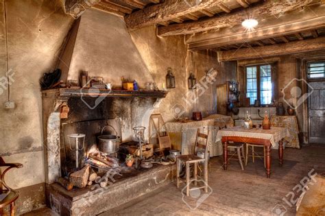 Interno di una trattoria friulana con camino