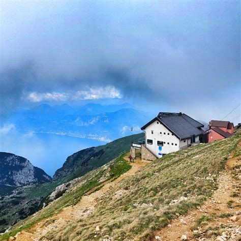 Un rifugio alpino con camino acceso