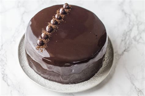 Torta ricoperta da glassa al cioccolato fondente lucida