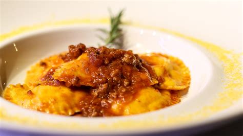 Primo piano di tortelli toscani conditi con ragù