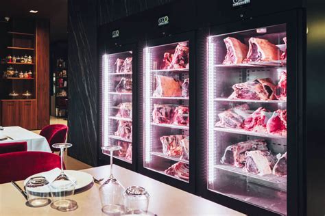 Vista di uno stand gastronomico di una sagra con carne alla brace e bomboloni