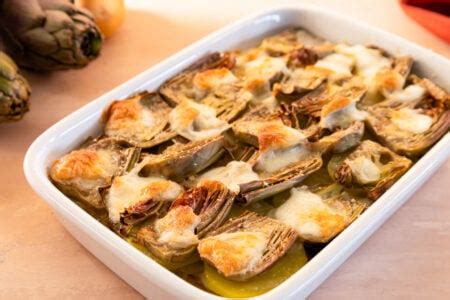 Ingredienti disposti per la preparazione della parmigiana di carciofi