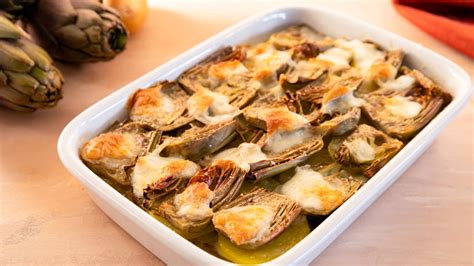 Assemblaggio a strati della parmigiana di carciofi