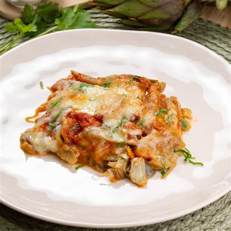 Piatto di parmigiana di carciofi pronto per essere servito