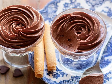 Coppette di mousse al cioccolato decorate