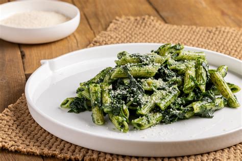 Primo piatto con pasta, salsiccia e spinaci